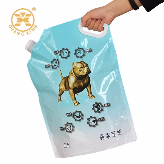 Le sac transparent fait sur commande de bec de poche liquide tiennent la poche en plastique de paquet de boisson avec le bec